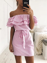Schmales Schnürkleid mit gerüschten Streifen